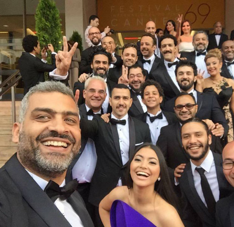 الانتقادات تطارد داعية شهير بعد اعترافه بإنتاج فيلم اشتباك وظهوره في مهرجان كان يلتقط السيلفي!